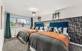 Elegant Retreat In Cheltenham - Garden & Parking Included