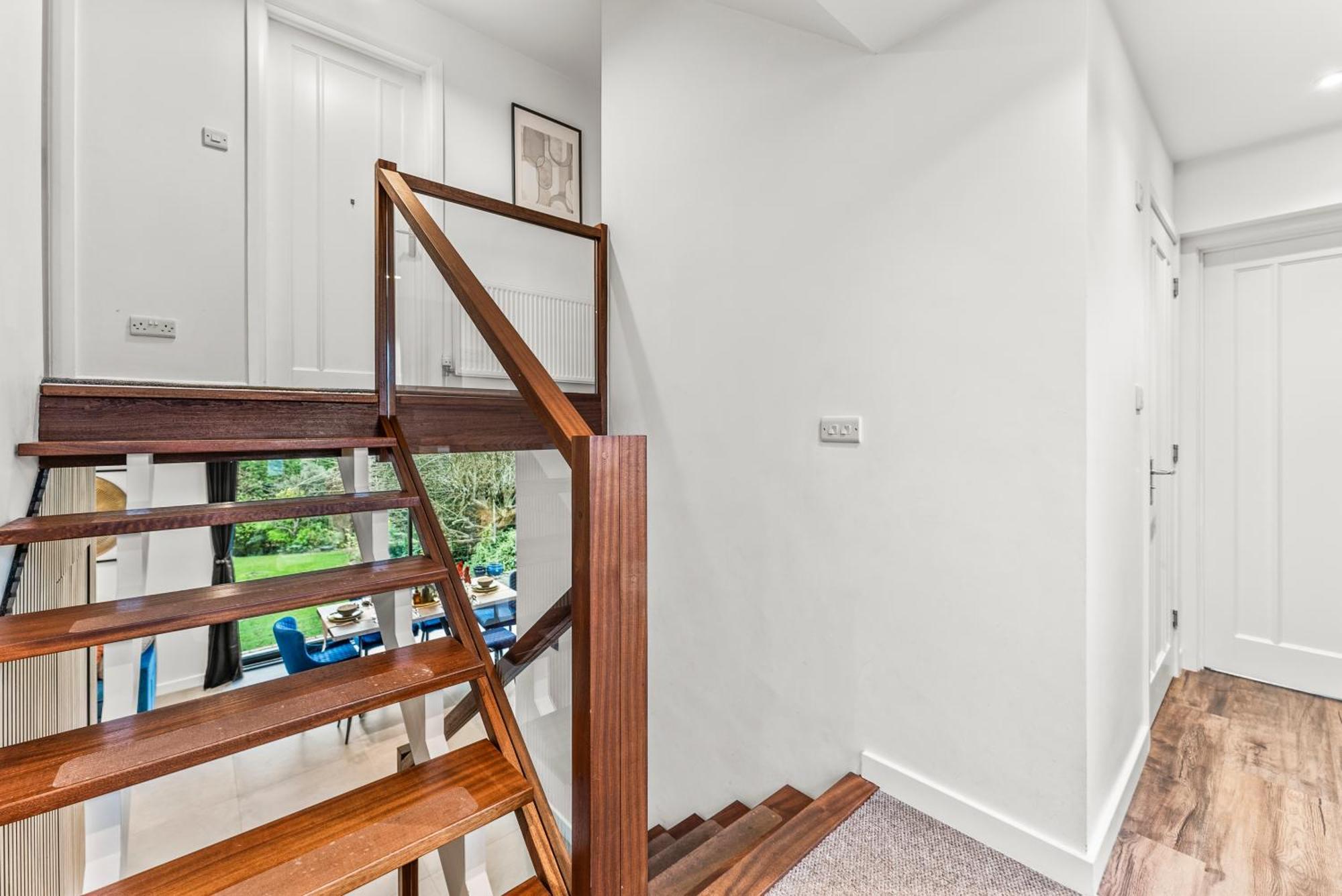 Elegant Retreat In Cheltenham - Garden & Parking Included Exterior photo